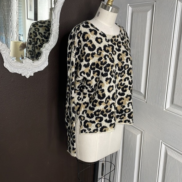 Central Park West light leopard print split hem super soft sweater. Size Medium - Picture 5 of 11